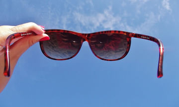 Why you should wear dark sunglasses if you have conjuctivitis?